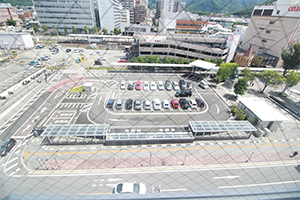 建物すぐ目の前に駐輪場と駐車場があります！アクセス良好！