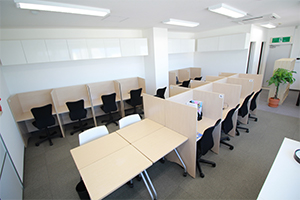 仕切りのある個別ブースは自由席！お気に入りの個別ブースで集中したり、オープンスペースで友達と一緒に話しながら進めたり、学習スタイルも自分次第！